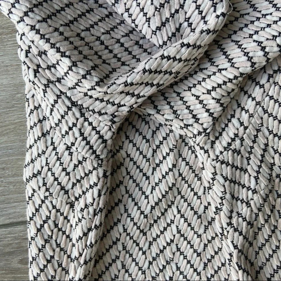 Topshop  Textured Geo Bodycon Dress - Picture 16 of 16